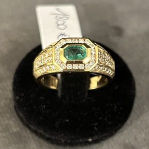 Bague émeraude et diamants en or jaune 18 carats (750/000)