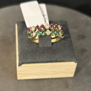 Demi alliance double diamants / rubis / émeraudes en or jaune 18 carats (750/000)