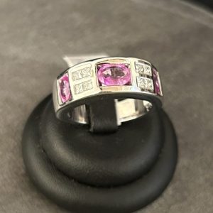 Bague or blanc 18 carats (750/000) avec saphirs roses et diamants