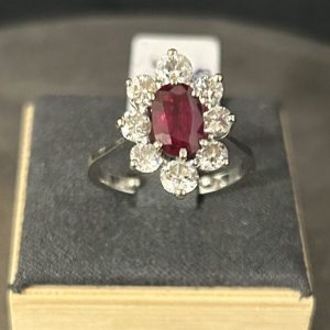 Bague entourage rubis et diamants en or 18 carats (750/000)