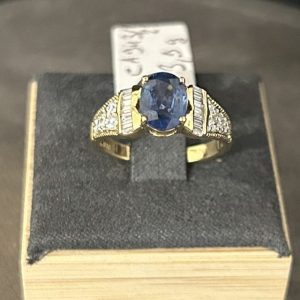 Bague saphir central pavé de diamants en or jaune 18 carats (750/000)