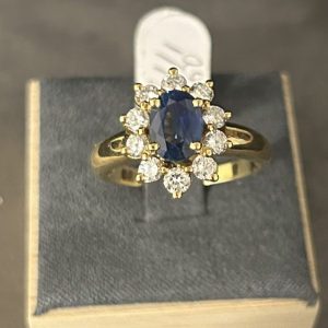 Bague entourage saphir et diamants en or jaune 18 carats (750/000)