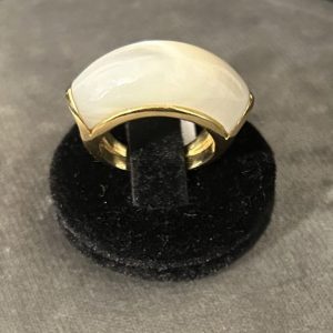 Bague avec nacre en or jaune 18 carats (750/000)